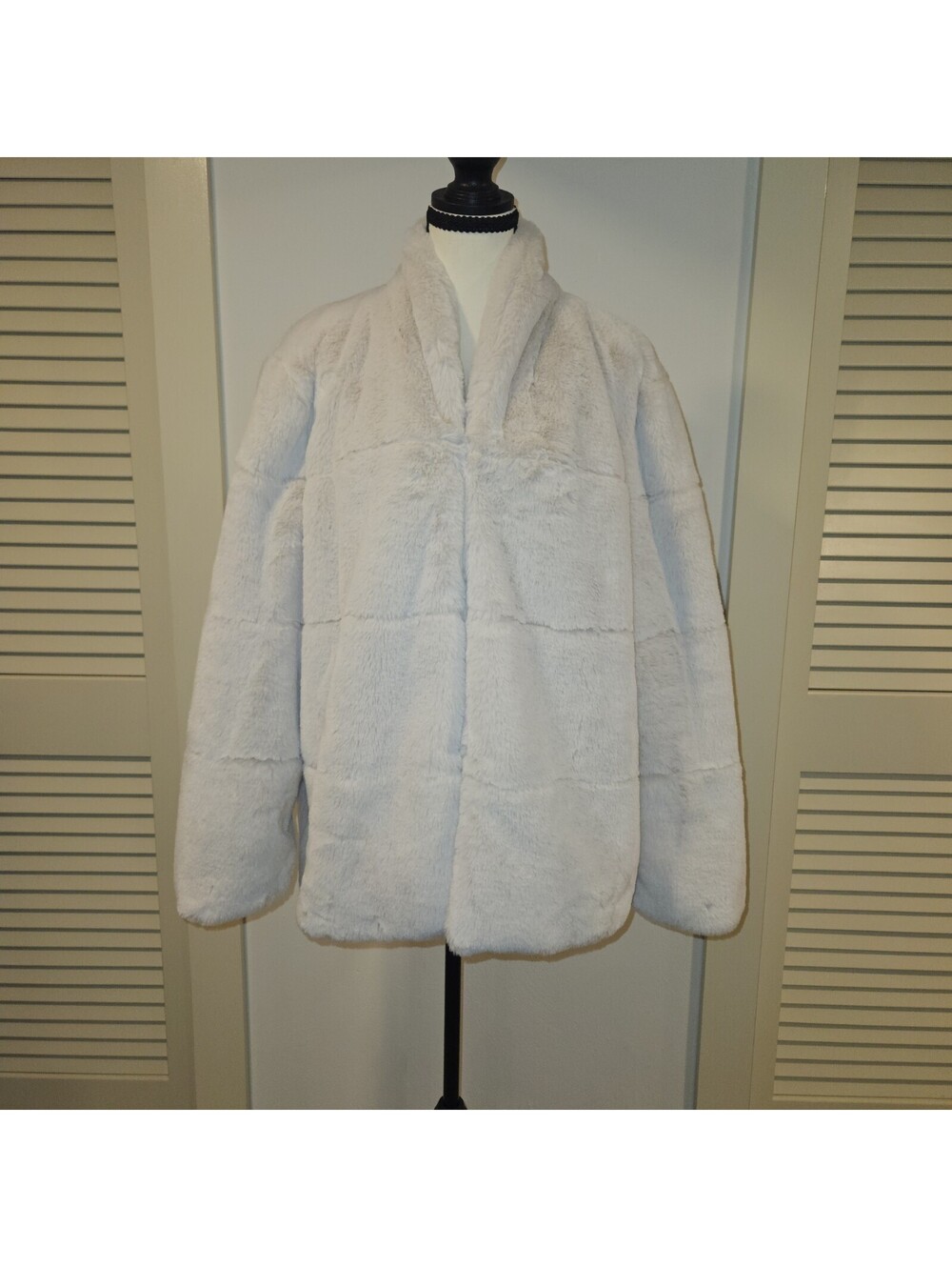 Simply Vera Wang White Faux Fur Ladies XL Jacket